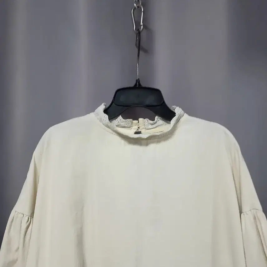 [BUNJANG] Lace Detail Shirring Sleeve Blouse / 레이스 포인트 셔링소매 블라우스