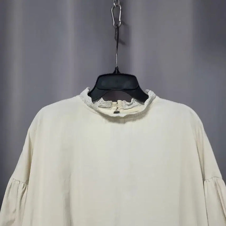 [BUNJANG] Lace Detail Shirring Sleeve Blouse / 레이스 포인트 셔링소매 블라우스