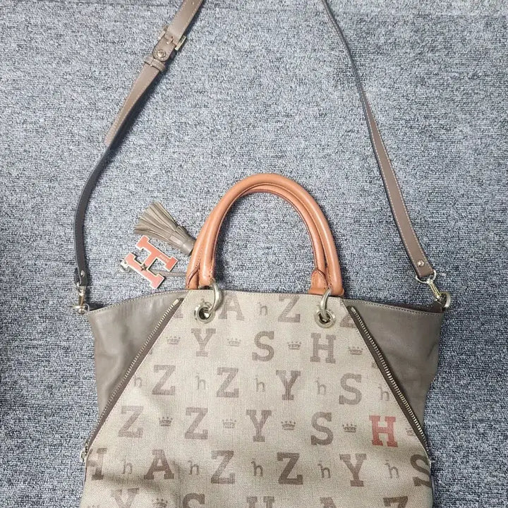 [BUNJANG] Hazzys Logo Pattern Tote Bag with Detachable Strap / 헤지스 가방-정품