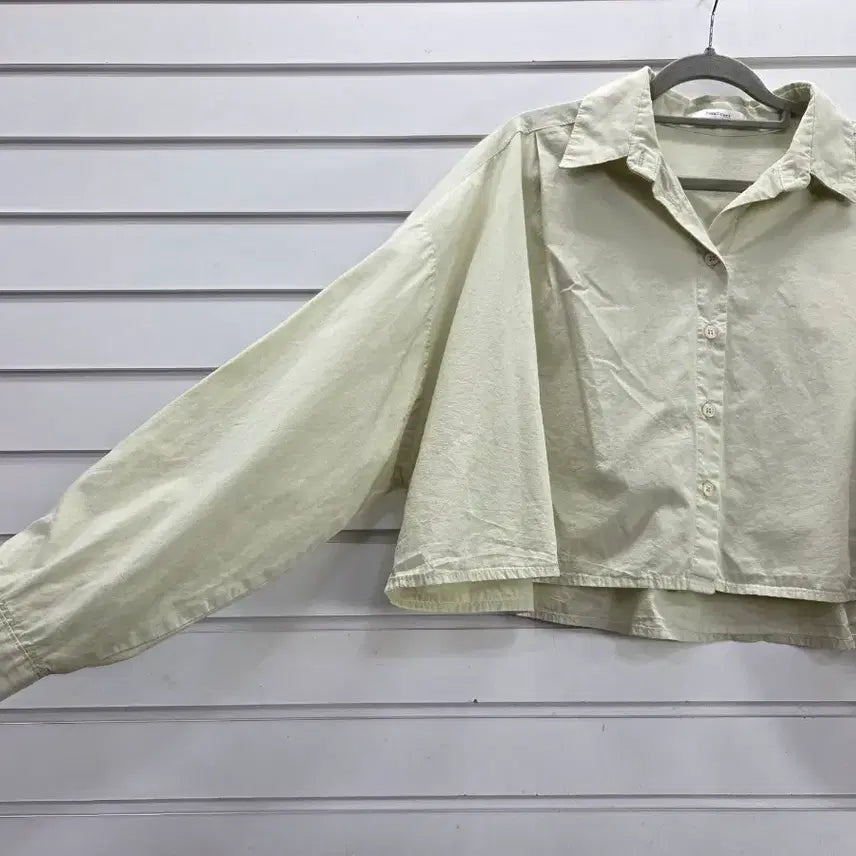 [BUNJANG] Eun-eun Green Beige Boxy Crop Shirt / 은은한 그린베이지 크롭형 박시 남방 /보물찾기천사