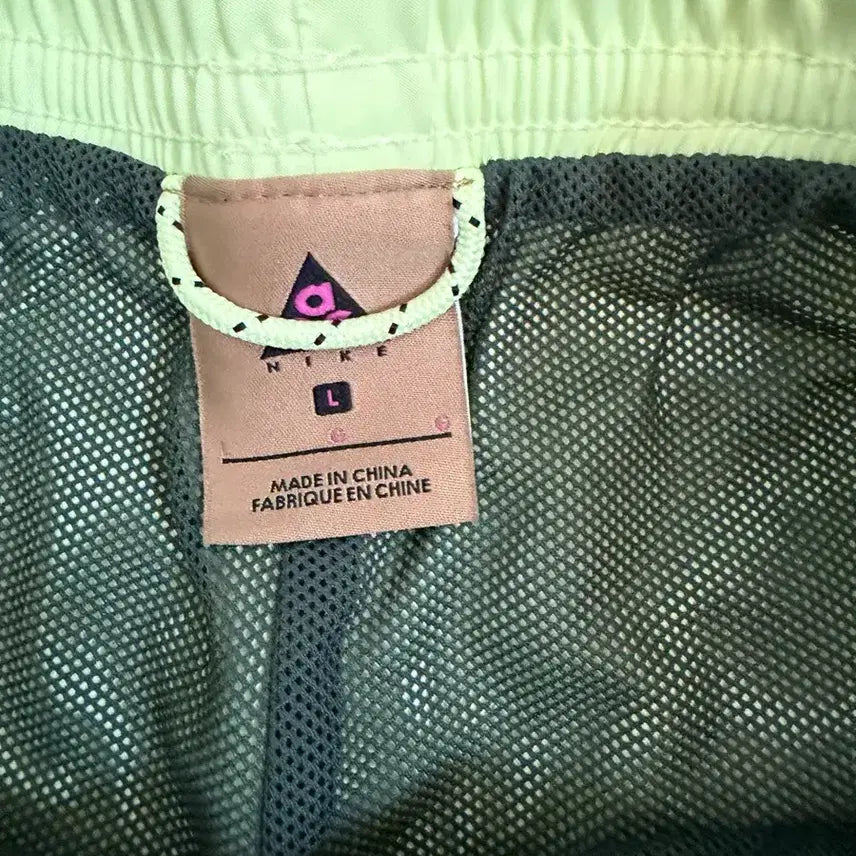 [BUNJANG] Nike ACG Woven Shorts Barely Volt - L / (L) 나이키 ACG 우븐 쇼츠 베얼리 볼트 - US/EU