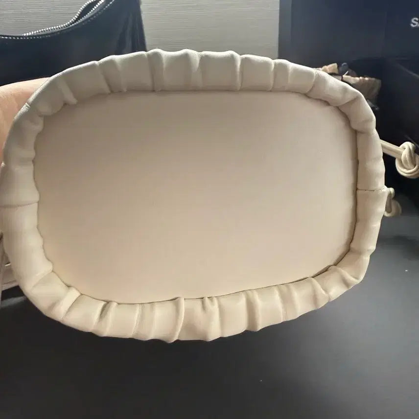 [BUNJANG] Ivory Pleated Drawstring Mini Bag / 아이보리 플리츠 미니 복조리백