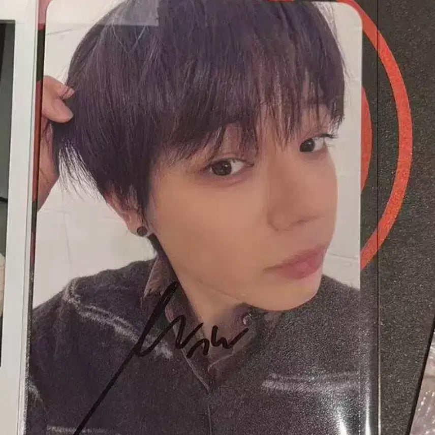 [BUNJANG] Yoo Oh Yul Signed Photocard / 롱샷 오율 싸인 포카
