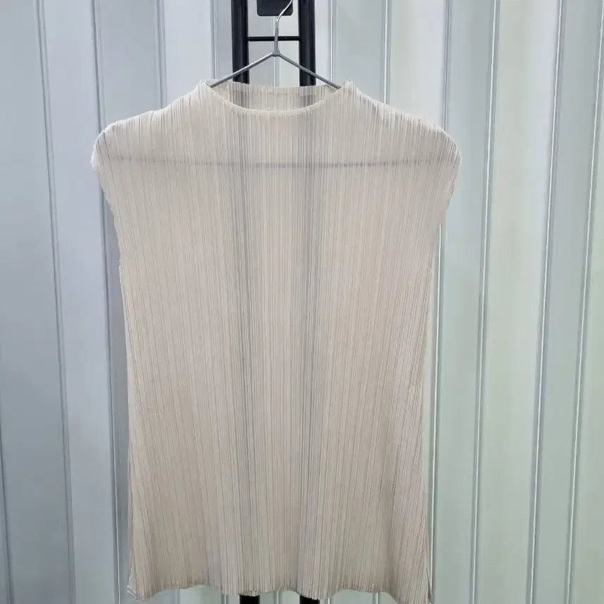 [BUNJANG] Ivory Pleated Sleeveless T-Shirt / 아이보리 플리츠 민소매 티셔츠