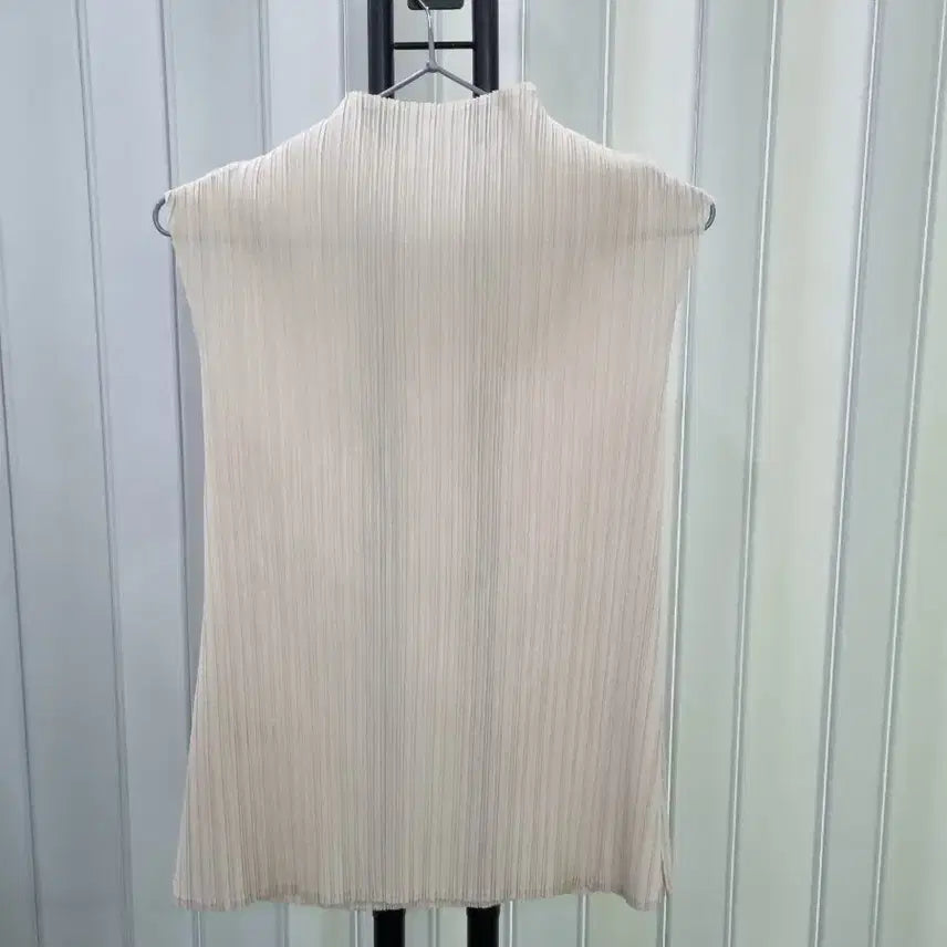 [BUNJANG] Ivory Pleated Sleeveless T-Shirt / 아이보리 플리츠 민소매 티셔츠