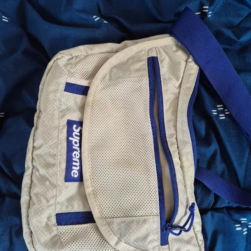 [BUNJANG] Supreme Small Messenger Bag Silver SS22 / 슈프림 스몰 메신저백 실버 22ss