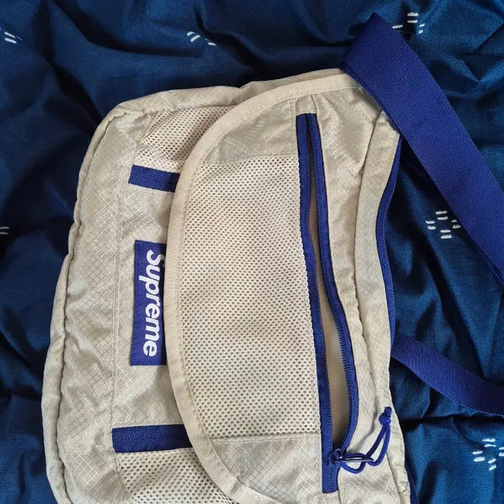 [BUNJANG] Supreme Small Messenger Bag Silver SS22 / 슈프림 스몰 메신저백 실버 22ss