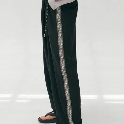 [SOLD OUT] DNSR 디앤써 에스닉 라인 밴딩 팬츠 블랙 S