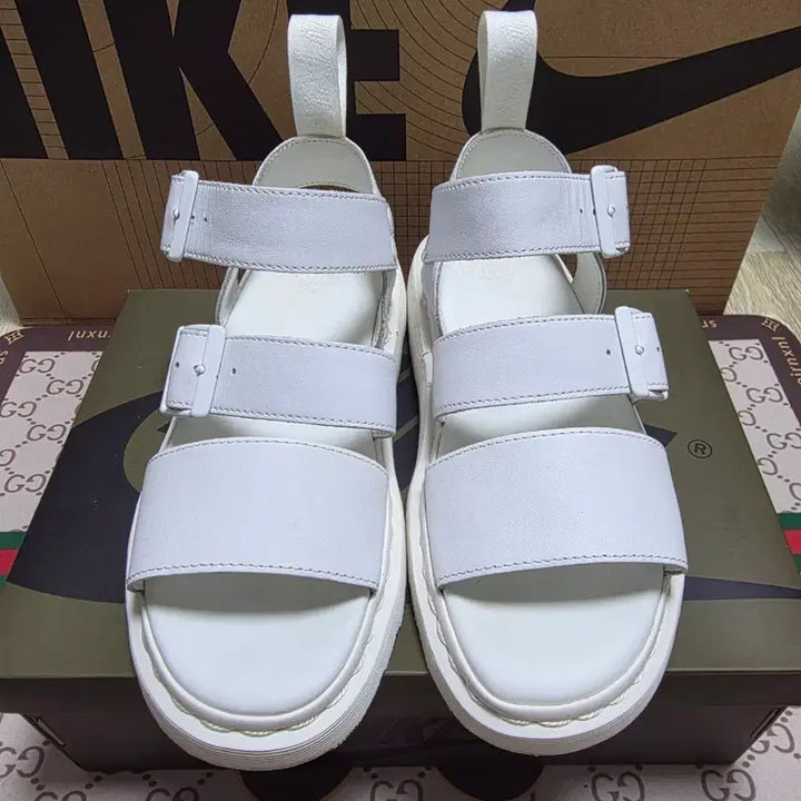 [BUNJANG] Dr. Martens White Sandals / 닥터마틴 화이트  샌들
