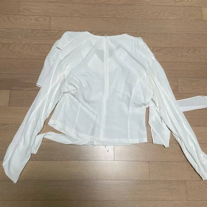 [BUNJANG] Baguette White Wrap Blouse / 이염)바게트 Baguette 화이트 랩 블라우스