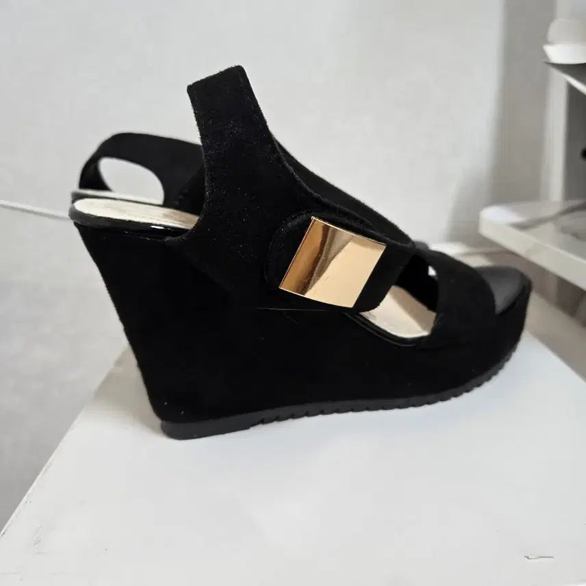 [BUNJANG] Black Wedge Heels with Gold Accent / 골드 포인트 블랙 웨지힐