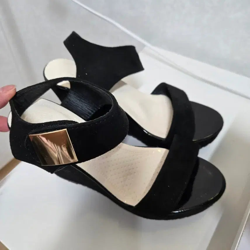 [BUNJANG] Black Wedge Heels with Gold Accent / 골드 포인트 블랙 웨지힐
