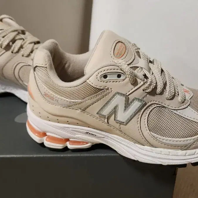 [BUNJANG] New Balance 2002R Beige Sneakers / 225~230추천  신품 뉴발란스 2002R 12만9천원