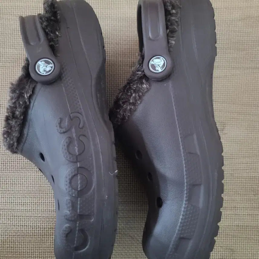 [BUNJANG] Crocs Lined Clogs (Size M7/W9) / 크록스 260 미리 m7 w9 겨울용 털신