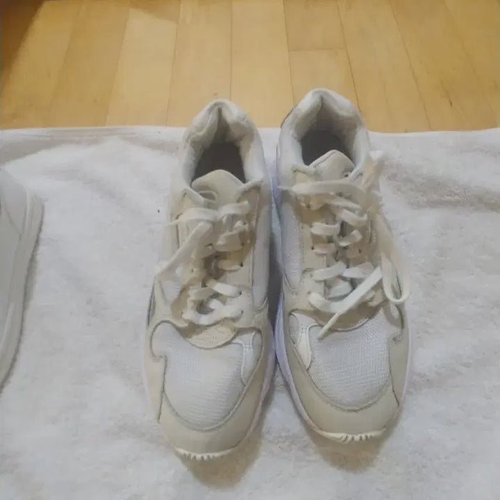 [BUNJANG] Adidas Falcon White Sneakers / 아디다스 팔콘 화이트 운동화