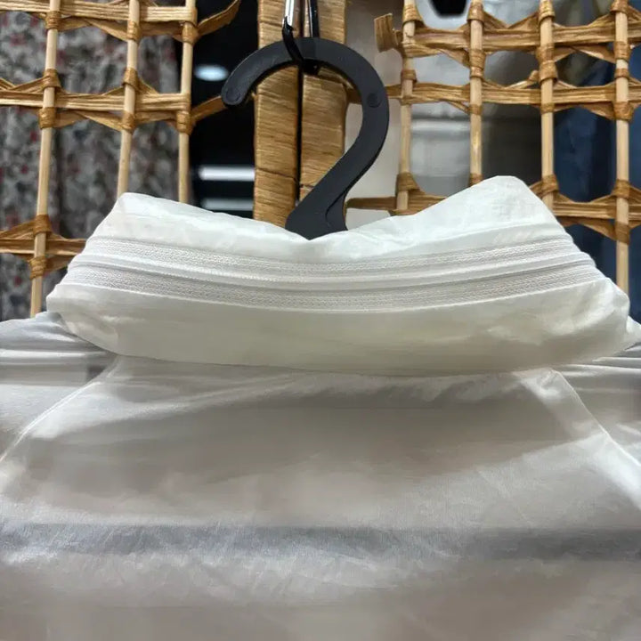 [BUNJANG] White Lightweight Windbreaker Jacket / 바람막이 자켓