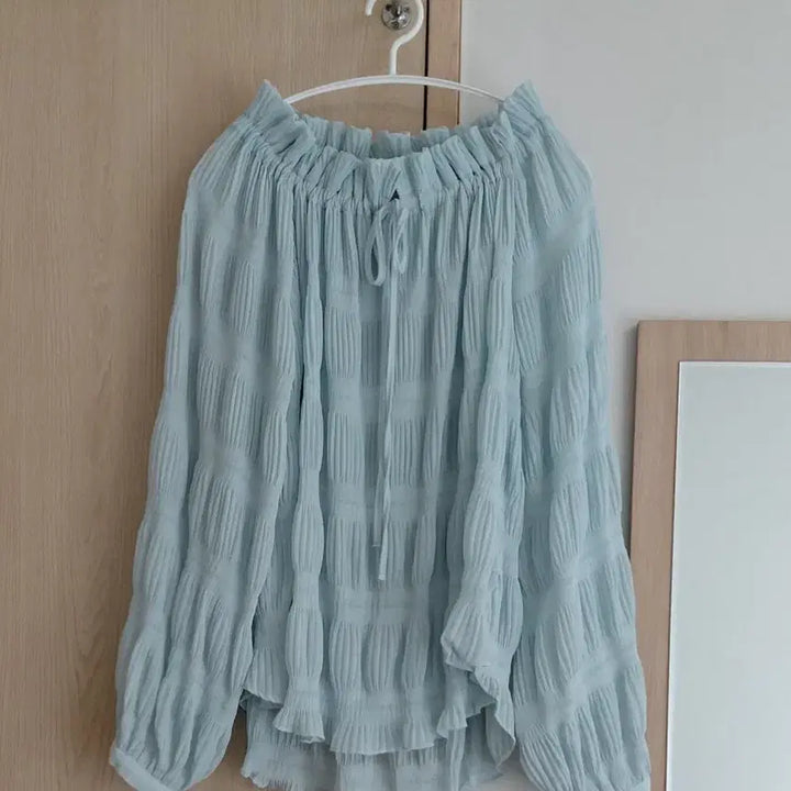 [BUNJANG] Sky Blue Shirring Pleated Blouse / 하늘색 셔링 플리츠 블라우스~새상품