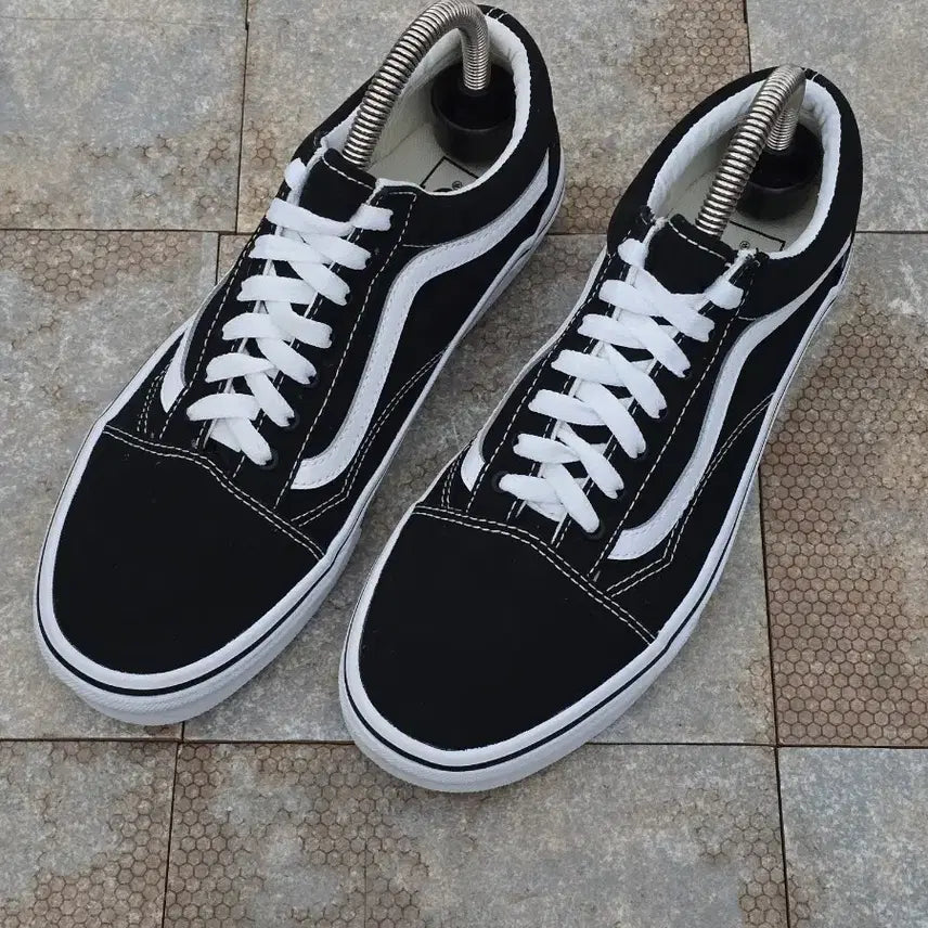 [BUNJANG] Vans Old Skool Black and White Sneakers (US 8) / (260)반스 올드스쿨 검흰 스니커즈