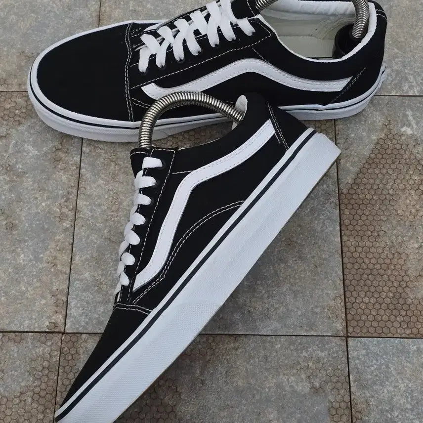 [BUNJANG] Vans Old Skool Black and White Sneakers (US 8) / (260)반스 올드스쿨 검흰 스니커즈