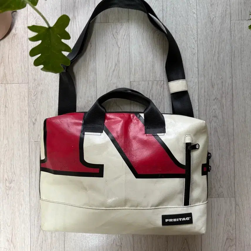 [BUNJANG] Freitag MOSS White Transfer Lettering Messenger Bag / 프라이탁 모스 화이트 전사 레터링 MOSS