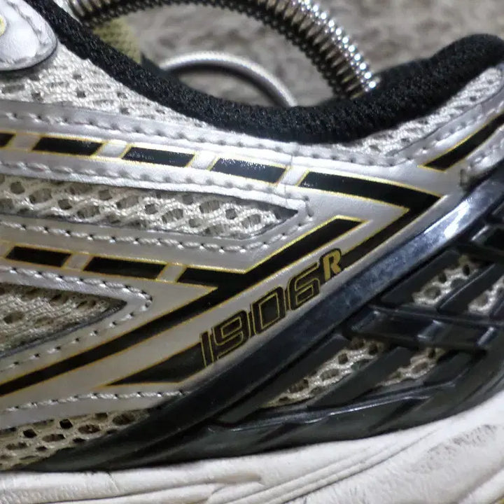 [BUNJANG] New Balance 1906 Silver Sneakers / 후루룩구제 265 뉴발란스 1906 실버 운동화 스니커즈 260507