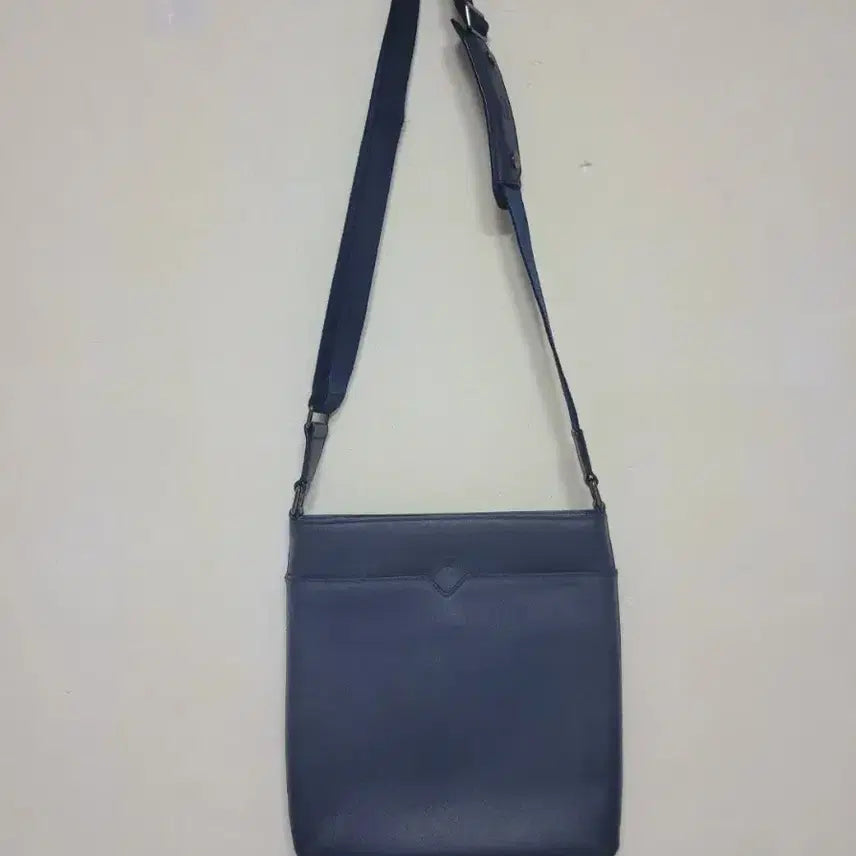 [BUNJANG] MCM Navy Leather Crossbody Bag / MCM 네이비 가죽 크로스백