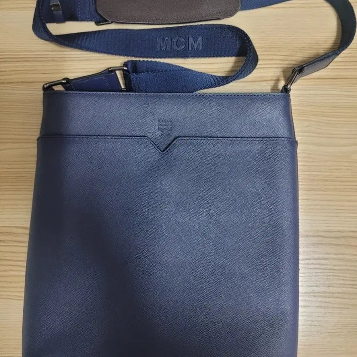 [BUNJANG] MCM Navy Leather Crossbody Bag / MCM 네이비 가죽 크로스백
