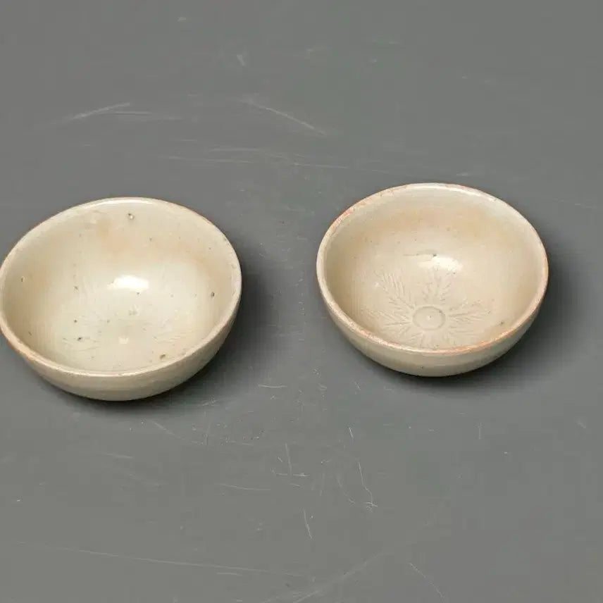 [BUNJANG] Northern Song Dynasty Celadon Glazed Carved Flower Scroll Design Tea Cups (Pair) / [진품] 출토품 북송 청백유 편화문 잔 한쌍 중국도자기 골동품 수집품