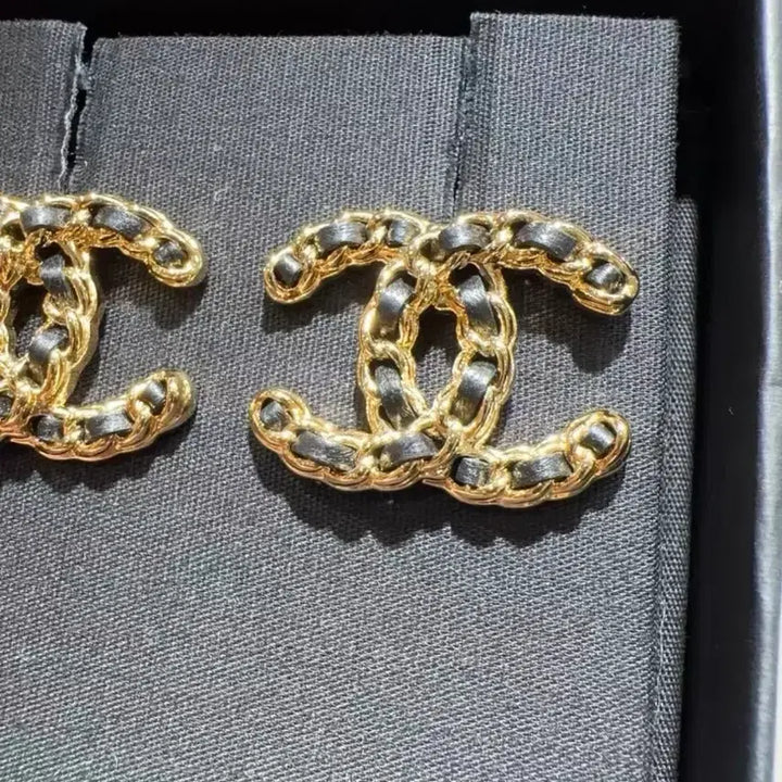 [BUNJANG] Chanel Gold CC Logo Chain Earrings / 샤넬 금장 체인 CC 로고 귀걸이