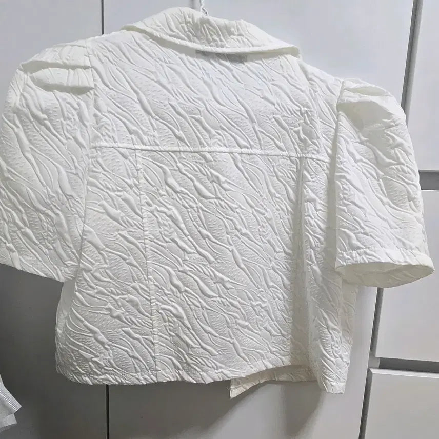 [BUNJANG] FOCUS White Cropped Puff Sleeve Blouse / FOCUS 화이트 반찰 크롭 퍼프 블라우스