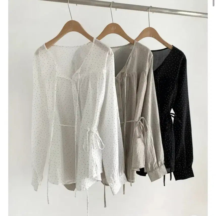 [BUNJANG] 66Girls Dot Shirring Blouse White (Strap Set) / 에이블리 육육걸즈 도트셔링블라우스 화이트(스트랩set)