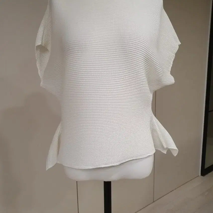 [BUNJANG] White Pleated Short-Sleeve Blouse / 화이트 플리츠 반팔 블라우스