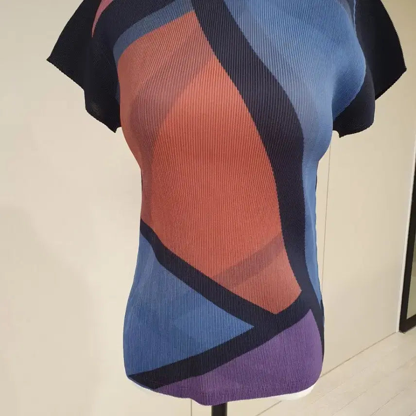 [BUNJANG] Pleated Short Sleeve T-Shirt with Unique Pattern Design / 플리츠 반팔 티셔츠 패턴 디자인