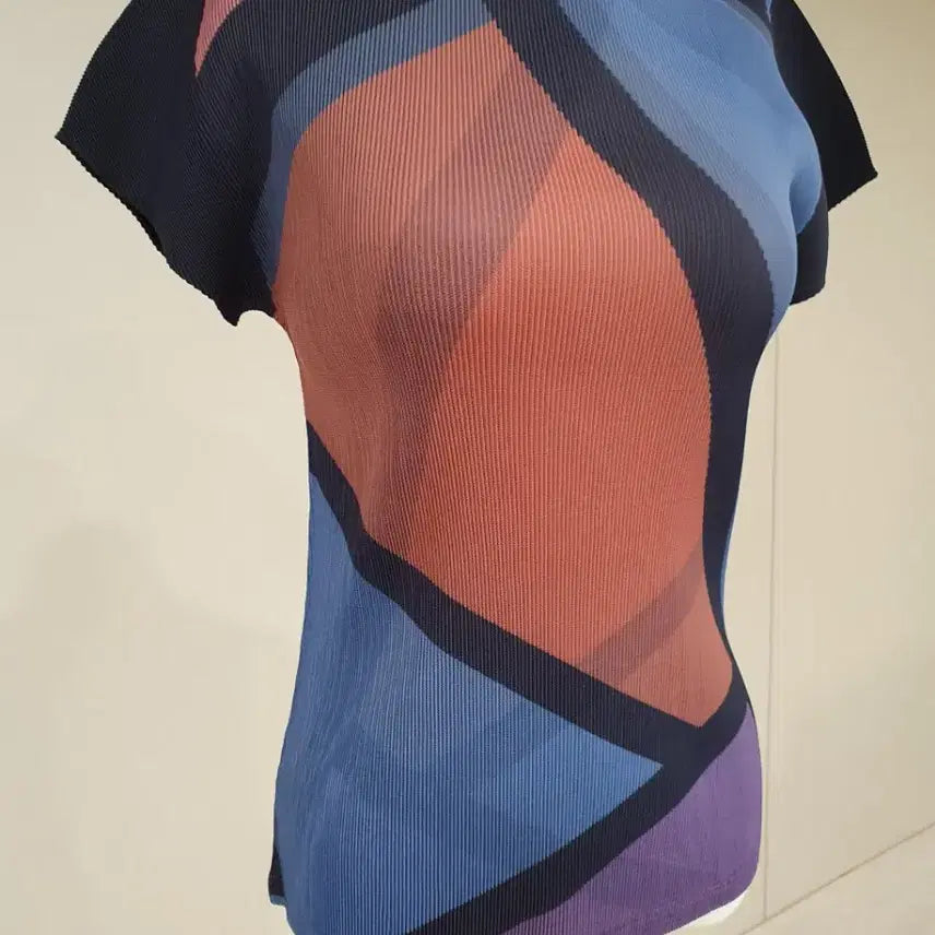 [BUNJANG] Pleated Short Sleeve T-Shirt with Unique Pattern Design / 플리츠 반팔 티셔츠 패턴 디자인