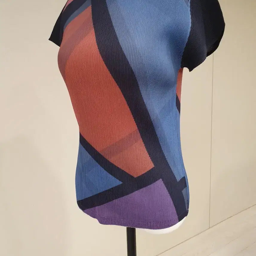 [BUNJANG] Pleated Short Sleeve T-Shirt with Unique Pattern Design / 플리츠 반팔 티셔츠 패턴 디자인