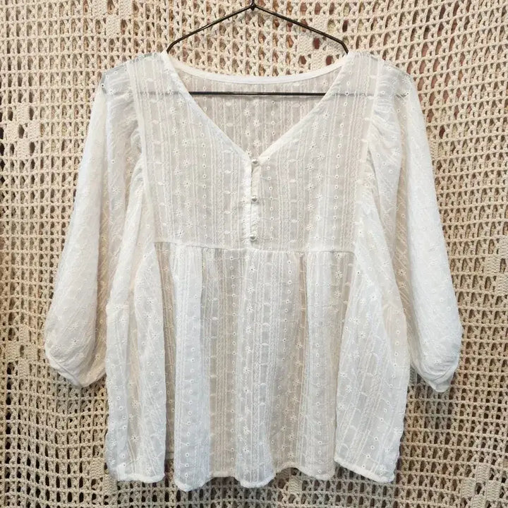 [BUNJANG] Punch Embroidery White 7-Sleeve Blouse / 펀칭 자수 화이트 숏블라우스 7부