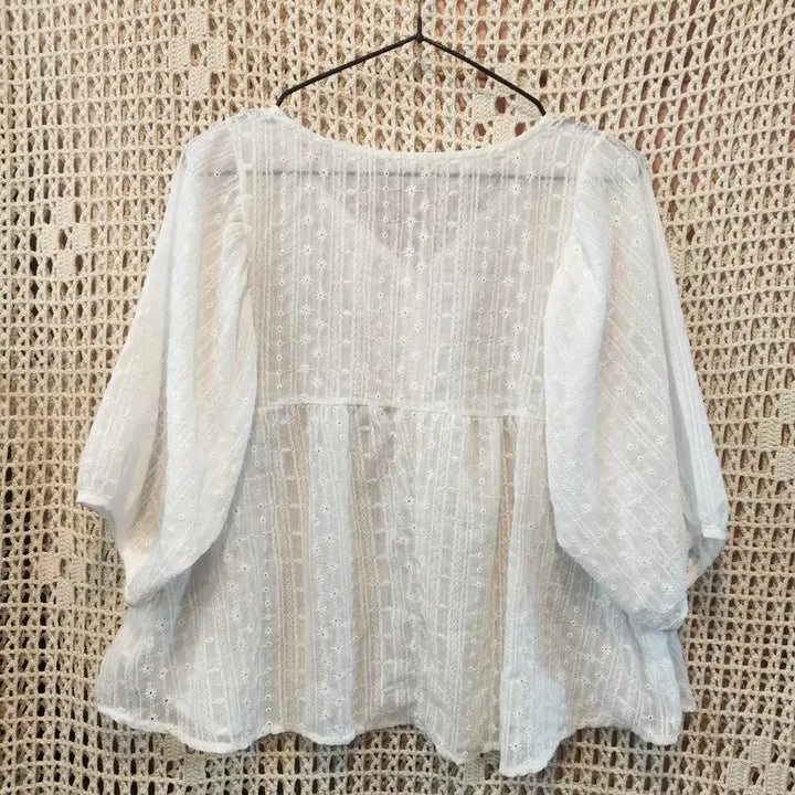[BUNJANG] Punch Embroidery White 7-Sleeve Blouse / 펀칭 자수 화이트 숏블라우스 7부