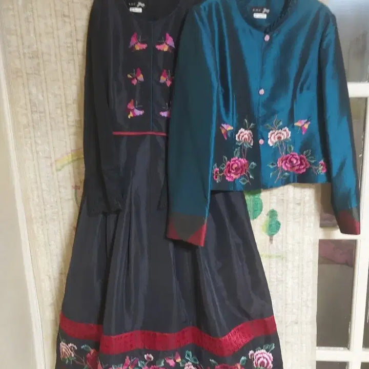 [BUNJANG] KDC Kkam Embroidered Ensemble Dress &amp; Jacket Set / KDC 깜)꽃 자수 앙상블 원피스 &amp; 자켓 세트66~77