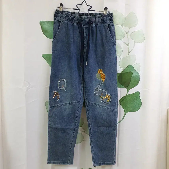 [BUNJANG] Embroidered Elastic Waist Jeans / 밴딩 자수 청바지