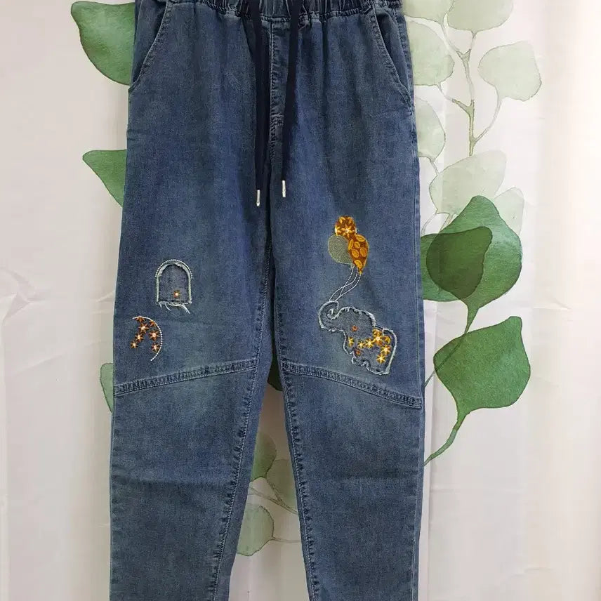 [BUNJANG] Embroidered Elastic Waist Jeans / 밴딩 자수 청바지