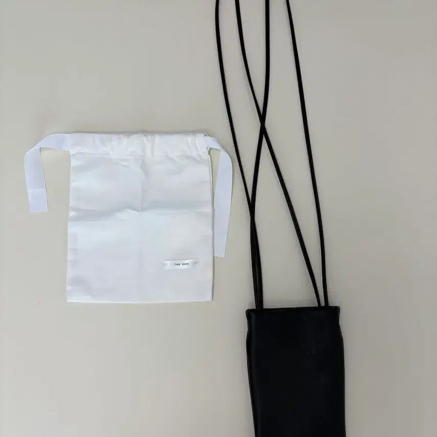 [SOLD OUT] 더로우 블랙 레더 크로스백