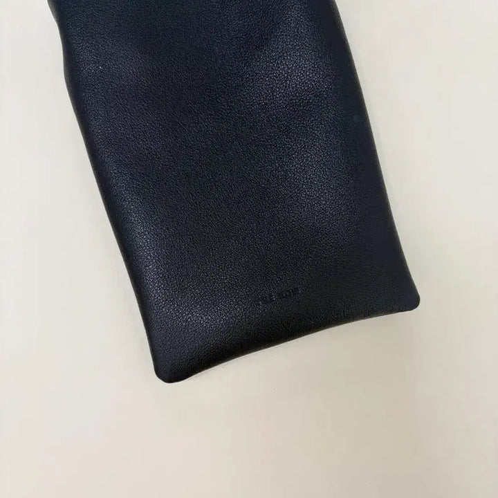 [SOLD OUT] 더로우 블랙 레더 크로스백