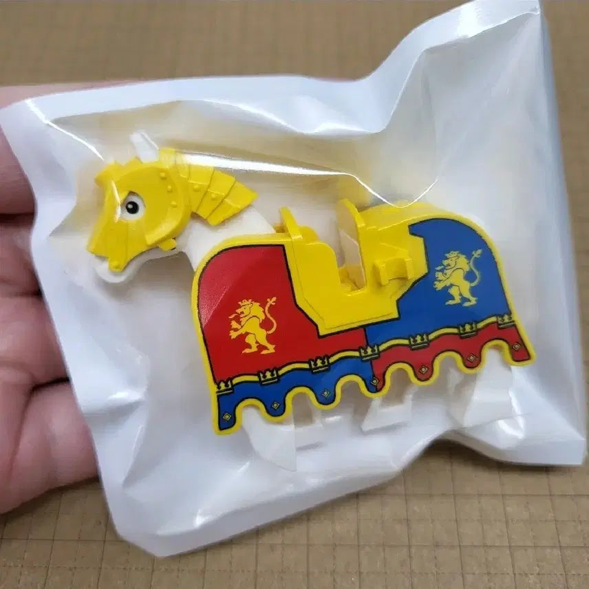 [BUNJANG] Lego Castle Smilebrick Lion Force Horse Vadings (Yellow) + New White Horse / 레고 캐슬 스마일브릭 사자세력 말 바딩(노랑)+신형 백마 팝니다.