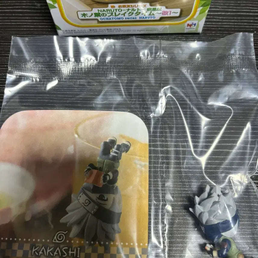 [BUNJANG] Naruto Ochakomo Hatake Kakashi Figure (Reading Upside Down) / 나루토 오챠토모 하타케카카시 피규어 거꾸로 책읽는모습