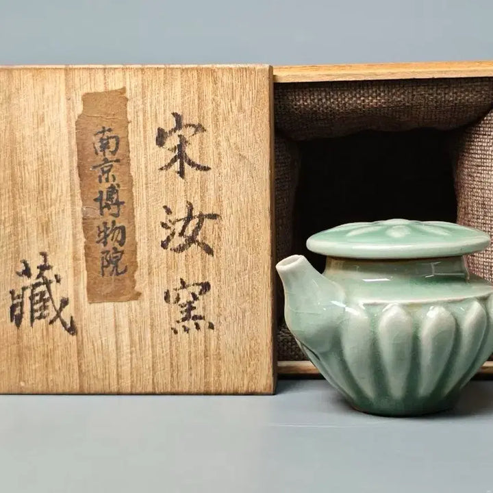 [BUNJANG] Nanjing Museum Collection Song Ru Ware Celadon Lotus Pad Form Water Dropper Chinese Ceramic / 남경박물원장 북송 송여요 청자 연판문 연형 수주 중국도자기 골동품