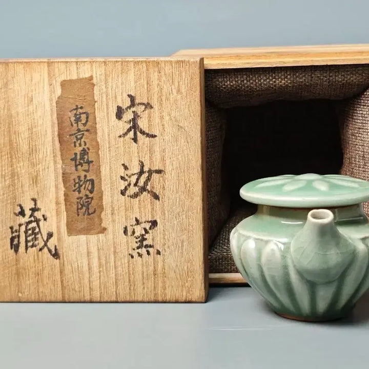 [BUNJANG] Nanjing Museum Collection Song Ru Ware Celadon Lotus Pad Form Water Dropper Chinese Ceramic / 남경박물원장 북송 송여요 청자 연판문 연형 수주 중국도자기 골동품