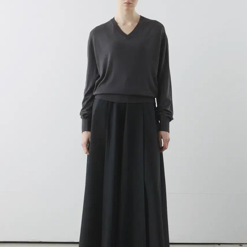 [BUNJANG] Mundal Light V-Neck Knit Charcoal / 문달 Light V-Neck Knit in Charcoal 브이넥 니트