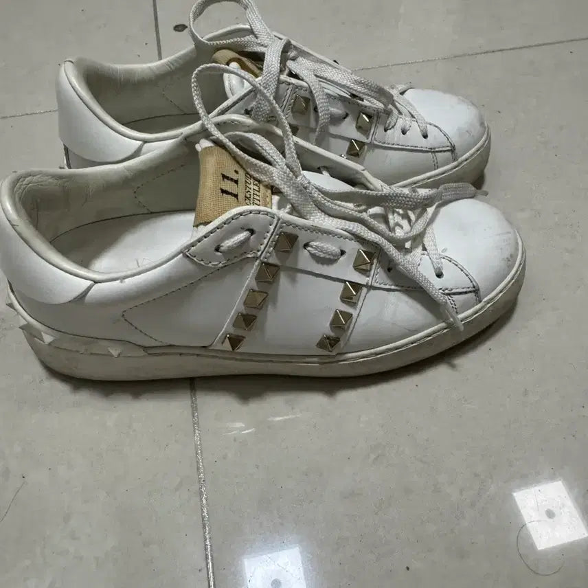 [BUNJANG] Valentino White Studded Leather Sneakers / 발렌티노 화이트 스터드 여성 스니커즈 35 반