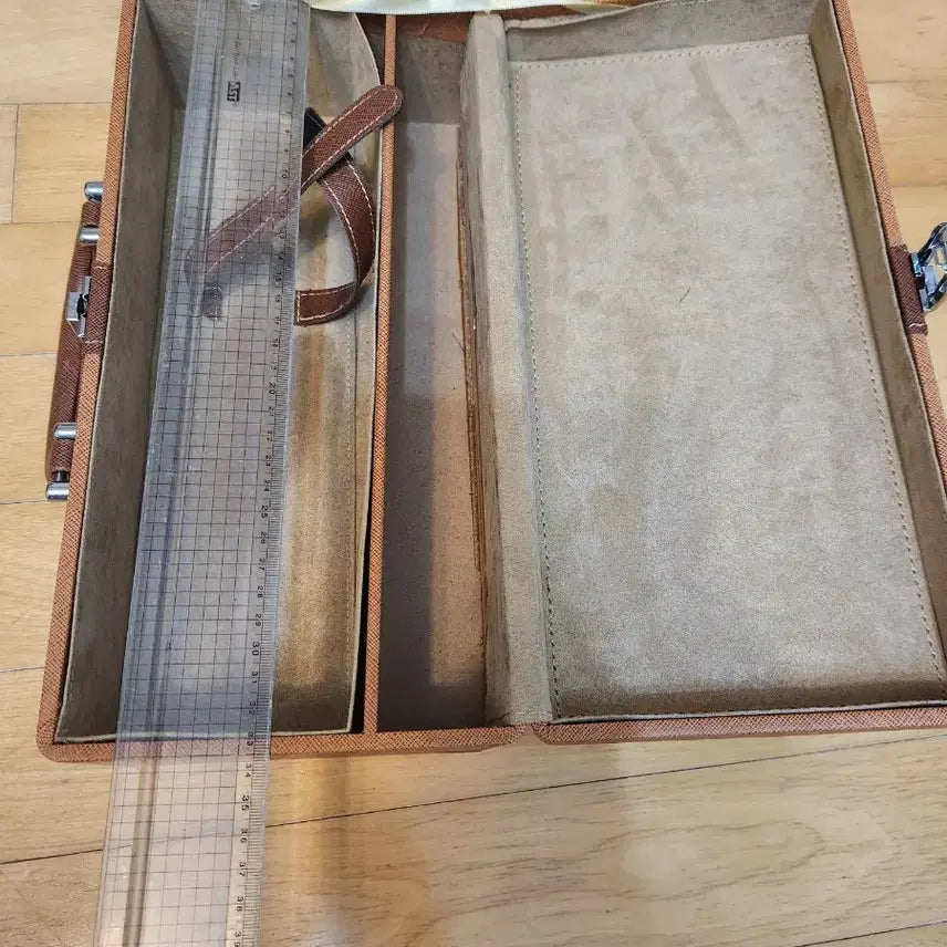 [SOLD OUT] 클래식한 디자인의 브라운 가죽 병 담는 가방