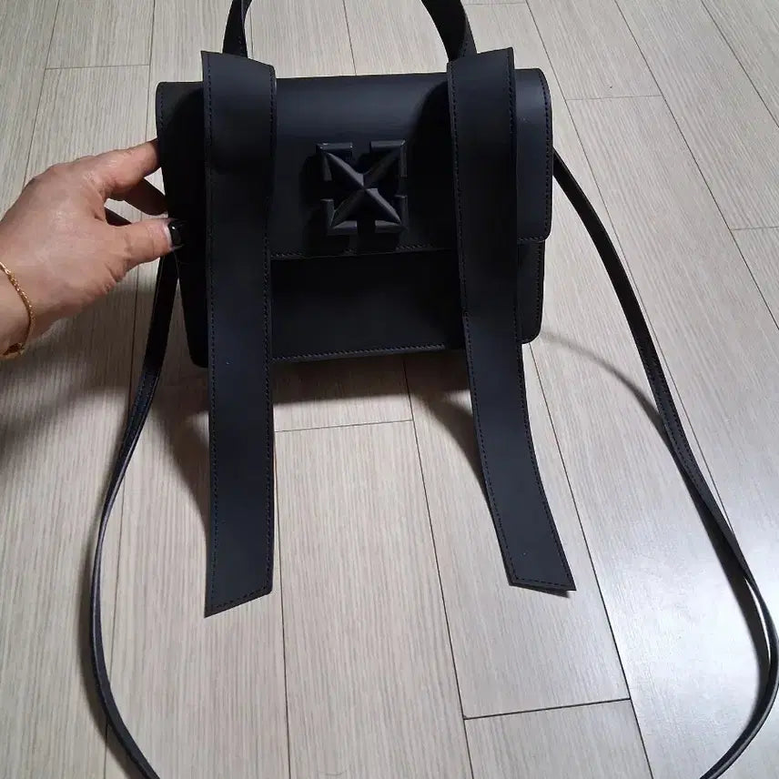 [BUNJANG] Off-White Black Top Handle Bag / 오프화이트 블랙 탑 핸들 가방